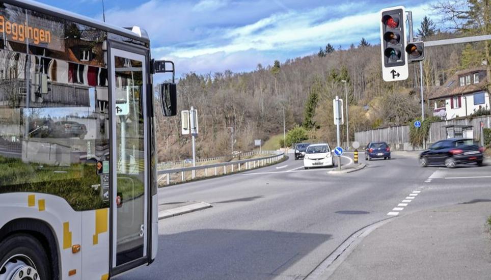 Sie sorgen abermals für Gesprächsstoff: Die umstrittenen und derzeit defekten Ampeln an der Klettgauerstrasse/Engestrasse bei Neuhausen am Rheinfall. Bild: Melanie Duchene