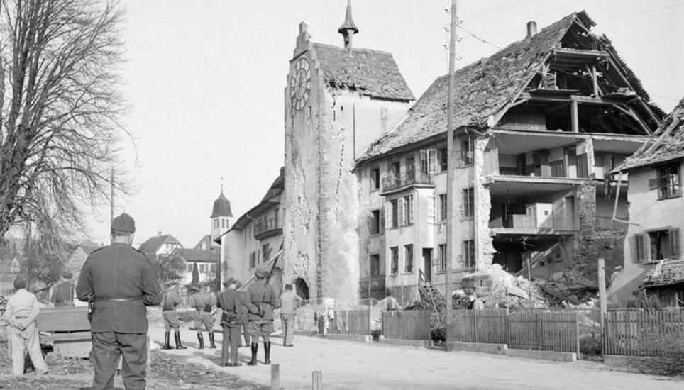 Schadensbegutachtung nach dem Bombenwurf beim Steiner Untertor, das weitgehend originalgetreu wieder aufgebaut wurde. Rechts davon das zerstörte Haus Choli. Es wurde abgerissen und durch einen Neubau ersetzt. Bild: zvg/Stadtarchiv Stein am Rhein