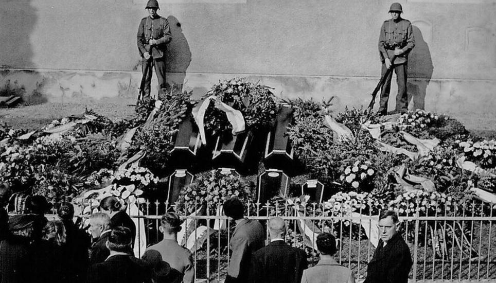 Die Rafzer Mahnwache bei den Särgen der Familie Sigrist an der Südseite der reformierten Kirche. Bild: zvg/Ortsarchiv Rafz