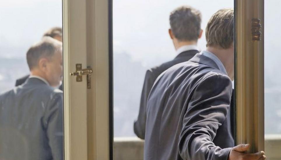 Beobachter sagen, das Parlament habe 246 Lobbyisten: Ein Kommen und Gehen im Bundeshaus auf der Terrasse. BILD KEY