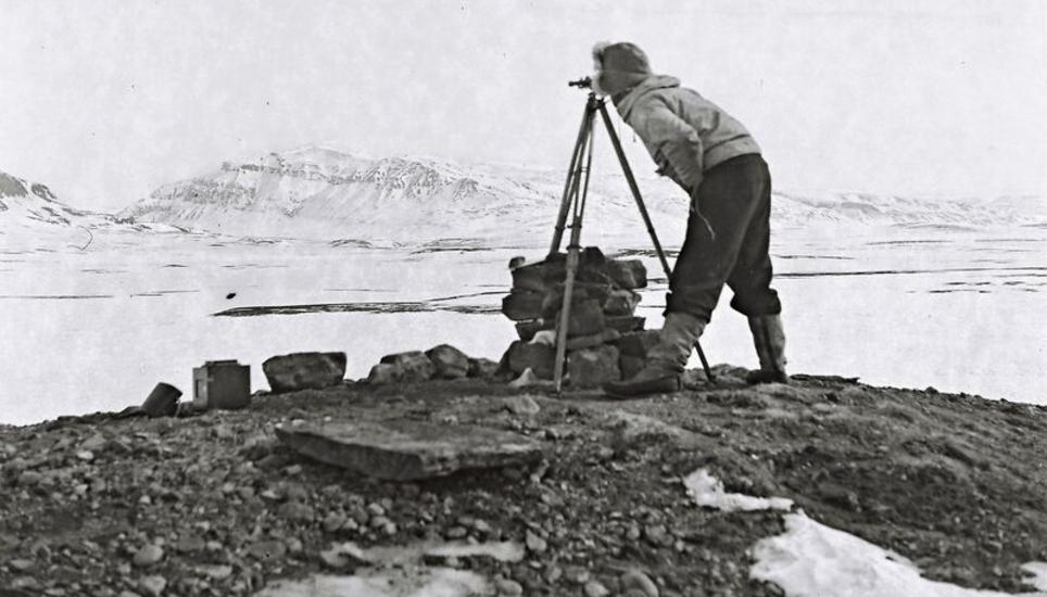 Hans Hübscher am Theodoliten. Bild: H. Hübscher, 1938