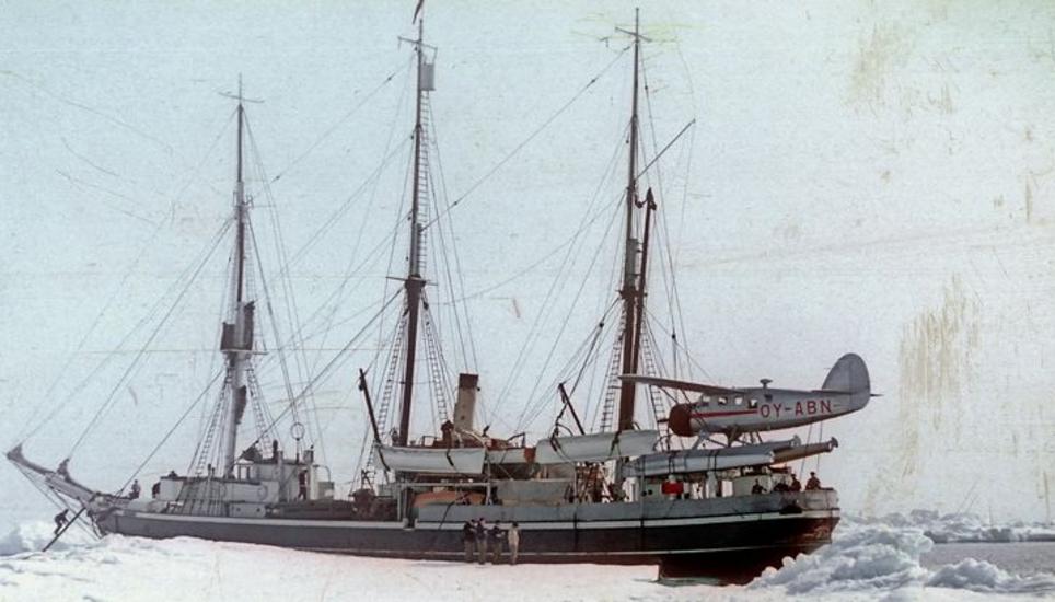 Das dänische Versorgungsschiff «Gustav Holm» an der Treibeiskante. An Bord ein Norseman Wasserflugzeug, das zur Aufklärung im Treibeis und für kurze Versorgungsflüge im Forschungsgebiet verwendet wurde. Bild: H. Büttler, um 1950