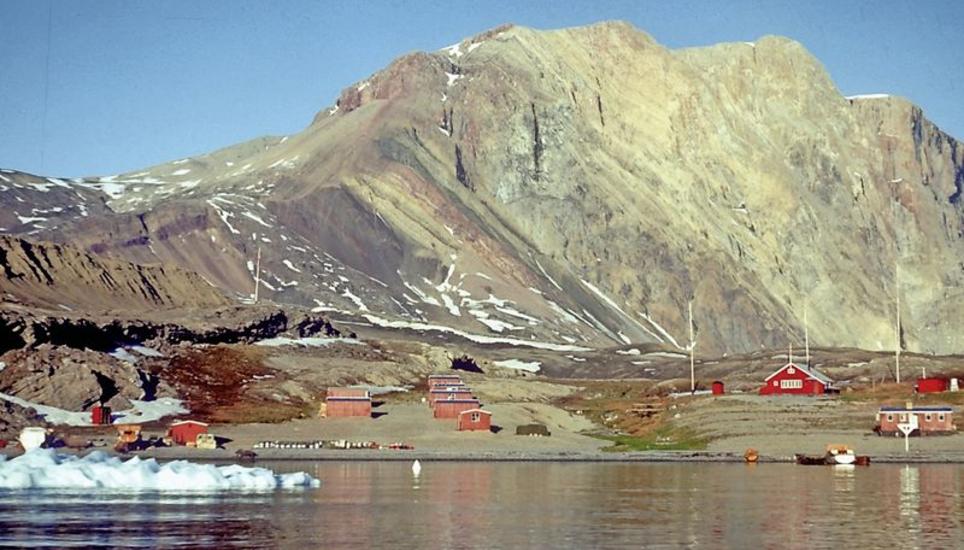 Die Forschungsstation Ella Ø in den späten 1950er-Jahren. Im Hintergrund der Hausberg Bastionen, 1200 m hoch. Bild: H. Büttler