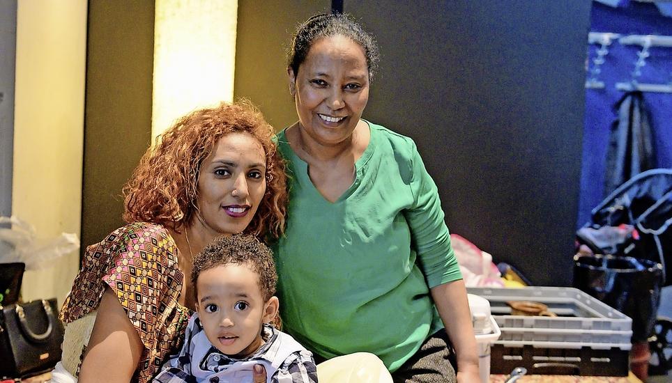 Helen Hailemaliam (l.) kocht mit ihrem Sohn Elohim und Kollegin Sebena Tesfu eritreischen Kaffee.