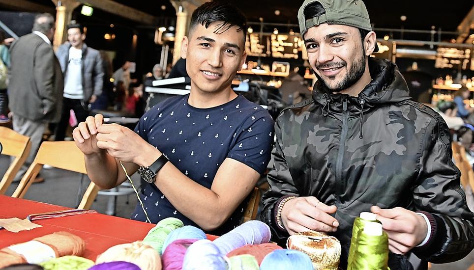 Abbasi Ali und Milad Safi aus Afghanistan haben für sich und die Besucher schon viele Armbänder geknüpft.