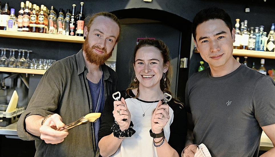 Aled Davies, Nathalie Krebser und Noah im Obersteg aus Schaffhausen bedienen die Bar – unentgeltlich.