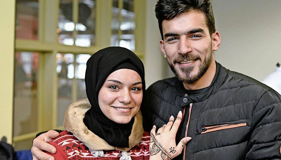 Der Syrer Ahmad al Hilal mit seiner Schwester Sidra, die sich zum ersten Mal ein Hennatattoo malen liess.