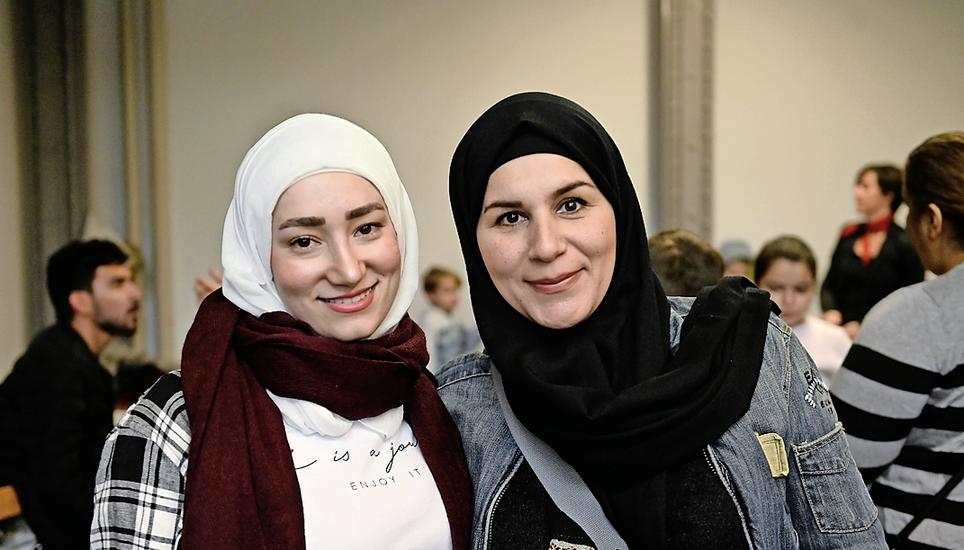 Ayscha Monir und Nour al Jawad aus Syrien geniessen den Kontakt mit den anderen Kulturen.