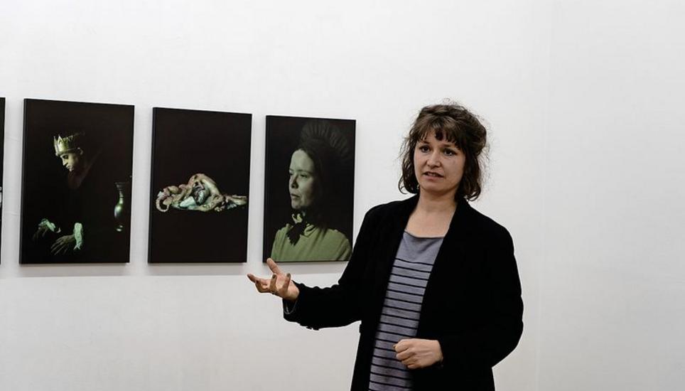 Ihre Porträts erinnern an Gemälde aus dem 16. Jahrhundert – Maxi Schmitz spricht über die Einsamkeit, die ihre Bilder ausstrahlen. Bild: Corinna Mühle