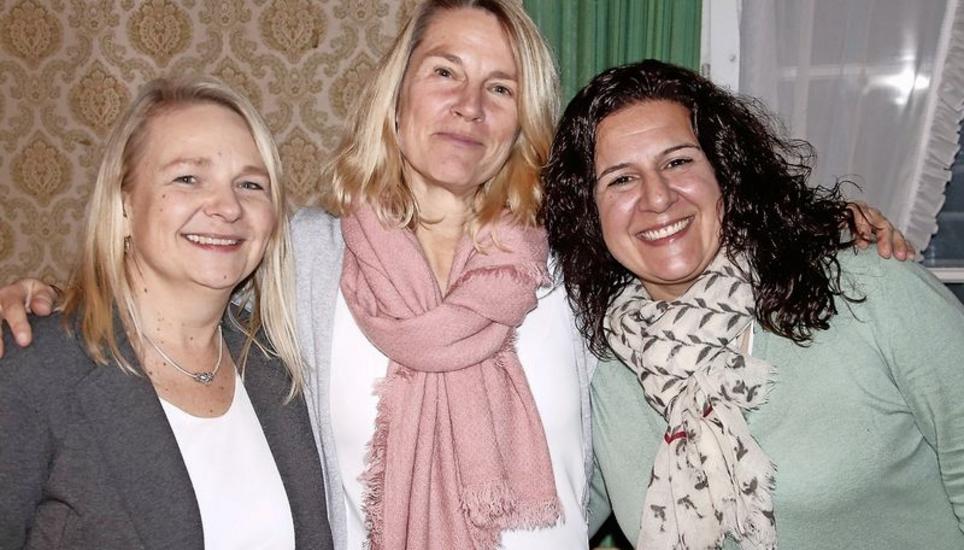 Vereinspräsidentin Helena Braun (l.) freut sich zusammen mit den beiden neuen Vorstandsmitgliedern Maria Birmanns (Mitte) und Dilek Rubli (r.). Bild: Roland Müller