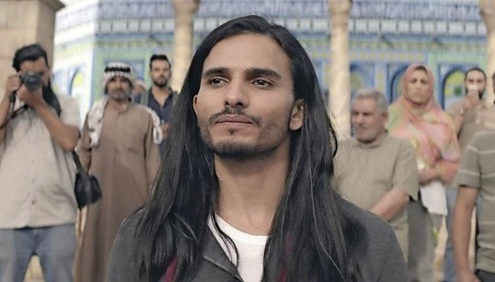 Der mögliche Messias (Mehdi Dehbi) zeigt sich in Jerusalem. Bild: Netflix