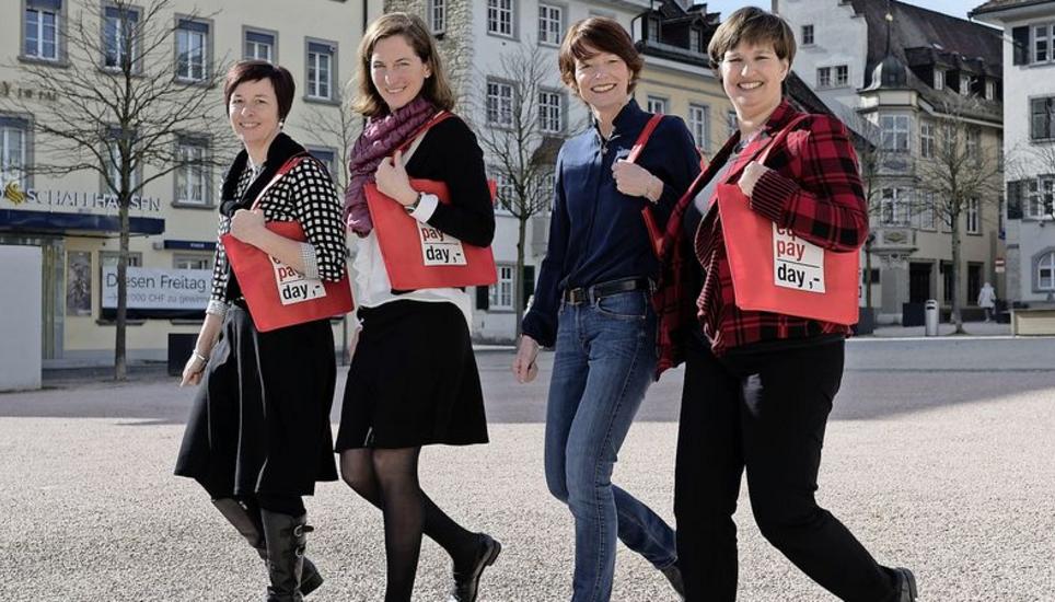 BPW-Vorstandsfrauen marschieren auf dem Herrenacker für Lohngleichheit: Susanne Müller, Petra Stucki, Nicolette Stoll und Prisca Huguenin-dit-Lenoir (von links). Bild: Julia Leppin