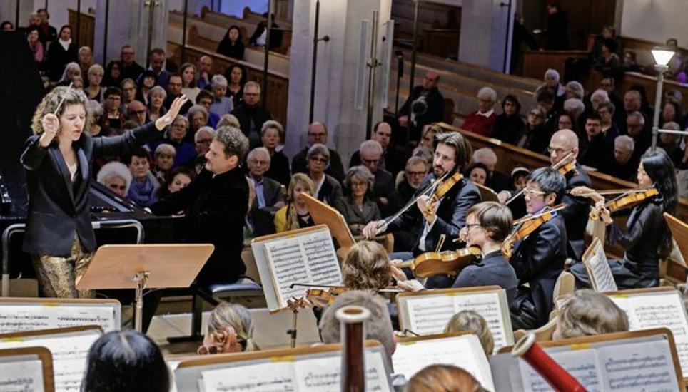 Orient nach Noten: Pianist Oliver Schnyder, die Württembergische Philharmonie und Diri- gentin Annedore Neufeld. Bild: Selwyn Hoffmann