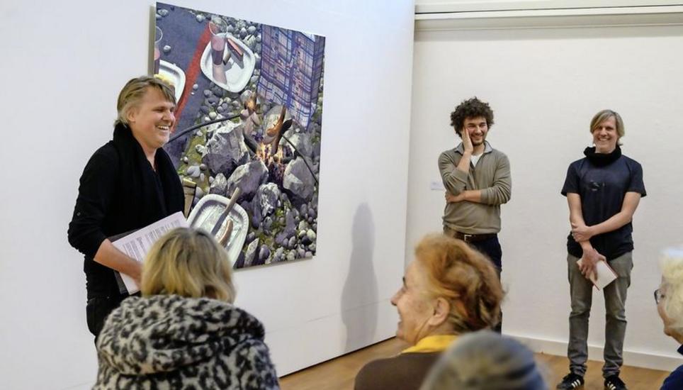 «Irritierend und spannend»: Reto (links) und Markus (rechts) Huber sowie Kurator Julian Denzler (Mitte) vor dem Bild «Cervelat». Bild: Selwyn Hoffmann