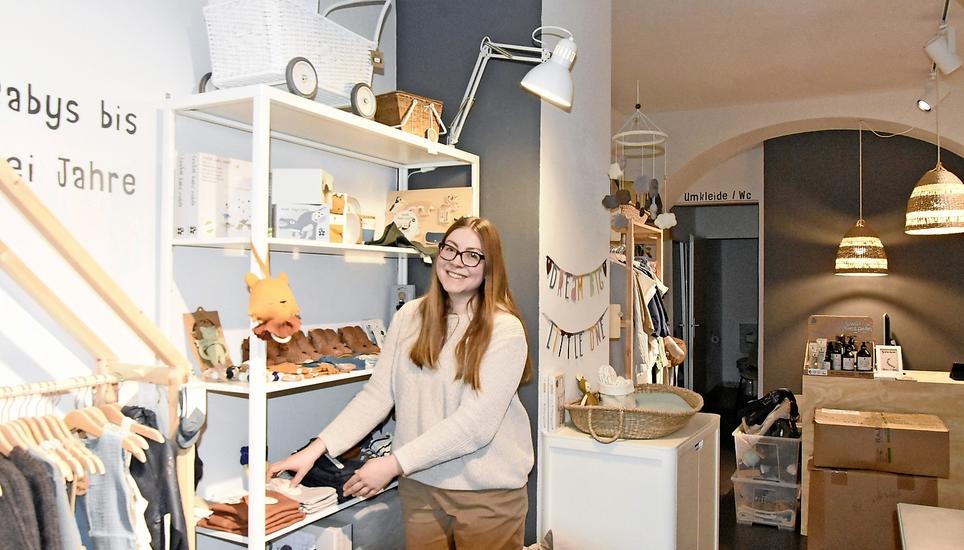 Maria Schädelin vor ihren selbst dekorierten Regalen. Bild: Selina Rossi