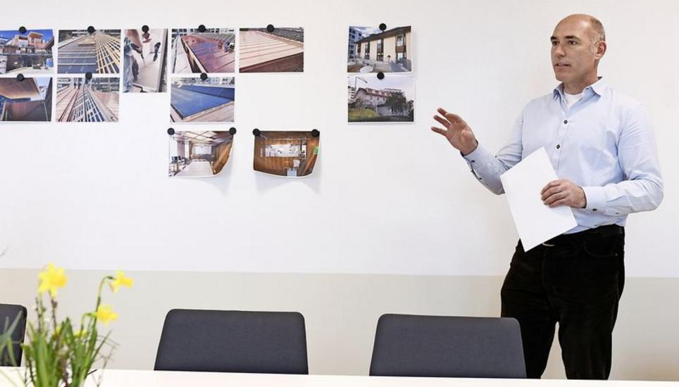 Patrick Vögele, Geschäftsleiter der Stiftung Schönhalde, präsentiert den anwesenden Medienschaffenden das renovierte Gebäude der Stiftung Schönhalde. Bild: Melanie Duchene