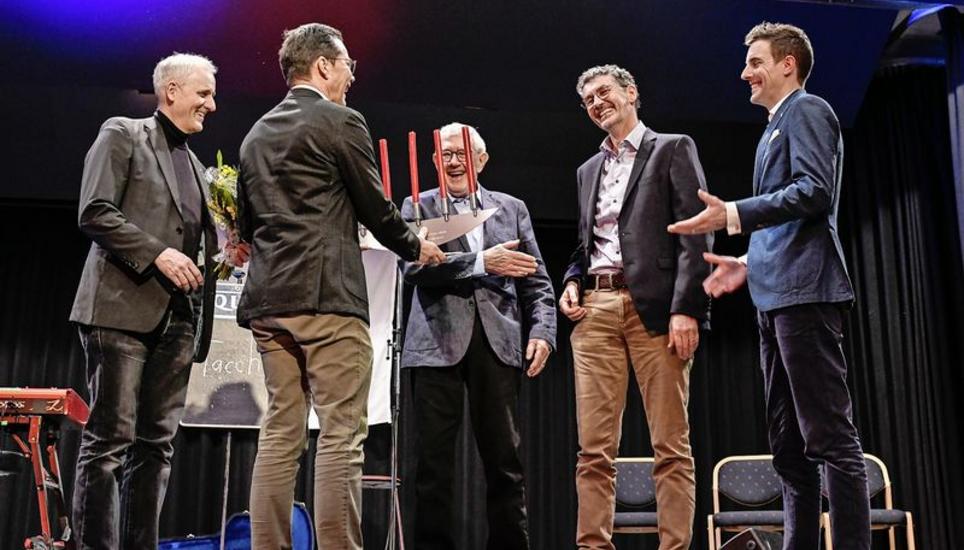 Den Augen zuliebe: Patrik Bolliger und Markus Tanner vom Ambassador-Club Schaffhausen überreichen Peter und Martin Roost sowie Pascal Schwyn (v. l.) die Auszeichnung für die «Ghana Vision». Bild: Melanie Duchene