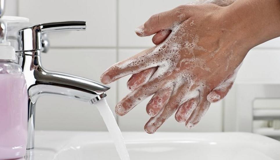 Das Bundesamt für Gesundheit empfiehlt als Vorbeugung gegen das Coronavirus, die Hände regelmässig mit Seife zu waschen. Bild: Key