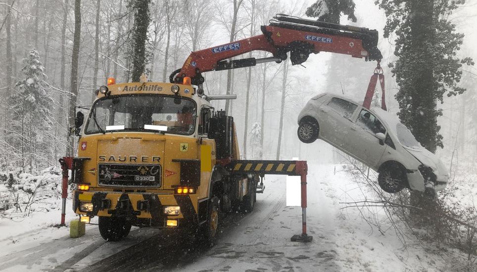 Das verunfallte Auto musste von einer Abschleppfirma geborgen werden. Währenddessen wurde die Verbindungsstrasse zwischen Stetten und Freudental kurzzeitig gesperrt. Bild: SHPol