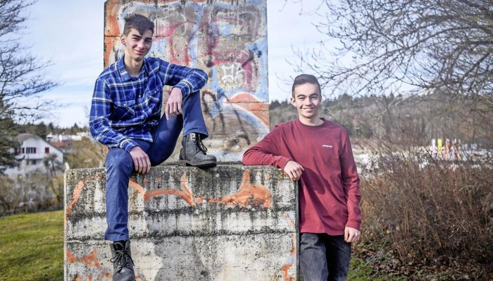 Die beiden Sekschüler Oliver Oswald (l.) und Sven Heller gingen von Klasse zu Klasse, um ihr Baumpflanzprojekt vorzustellen. Bild: Melanie Duchene
