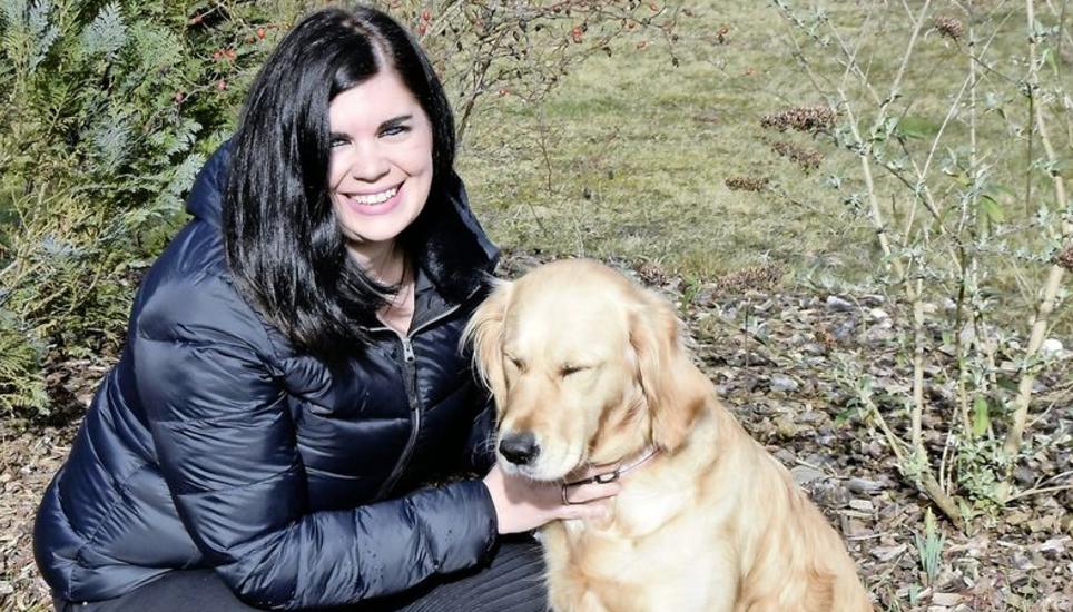 Lisa Elmiger mit ihrer Golden-Retriever-Hündin Clips. Bild: Flavia Grossenbacher