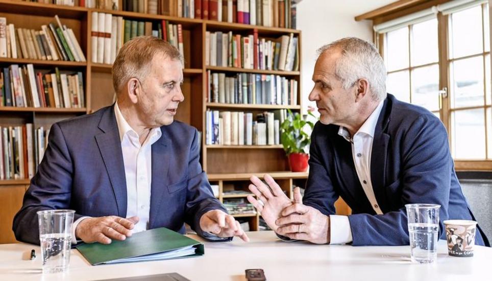 René Schmidt (GLP, links) findet, die Stadt solle die Kammgarn West selbst entwickeln. Martin Egger (FDP) favorisiert eine Abgabe im Baurecht an einen privaten Investor. Bild: Melanie Duchene