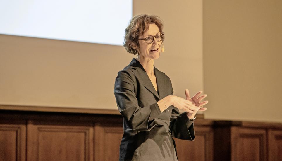Monika Rühl, Direktorin des Wirtschaftsdachverbands Economiesuisse, hielt am Donnerstagabend ihr Referat in der Rathauslaube. Bild: Roberta Fele