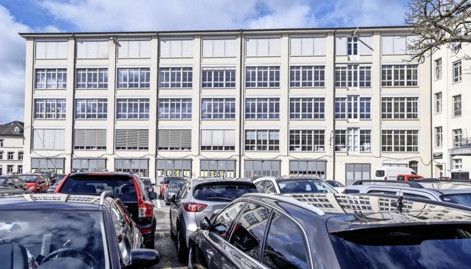 Die fünf Etagen des Kammgarn-Westflügels sollen bald mit neuem Leben gefüllt werden. Unter anderem sollen die Freihandbibliothek, die Ludothek, ein Restaurant, die Pädagogische Hochschule und Firmen in das heute zwischengenutzte Gebäude einziehen. Bild: Melanie Duchene