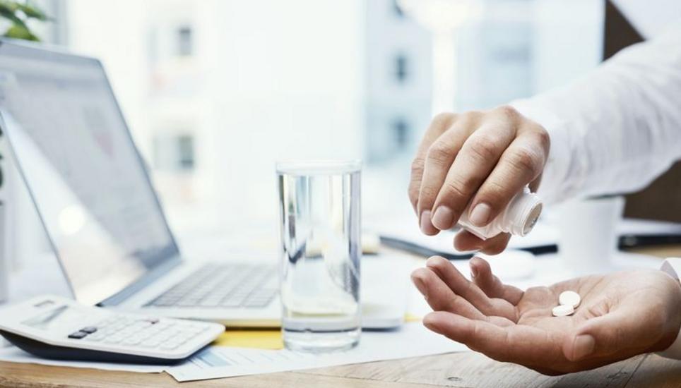 Arbeitnehmer nehmen leistungssteigernde Arzneimittel, obwohl die Wirkung wissenschaftlich umstritten ist. Bild: DAK/istock