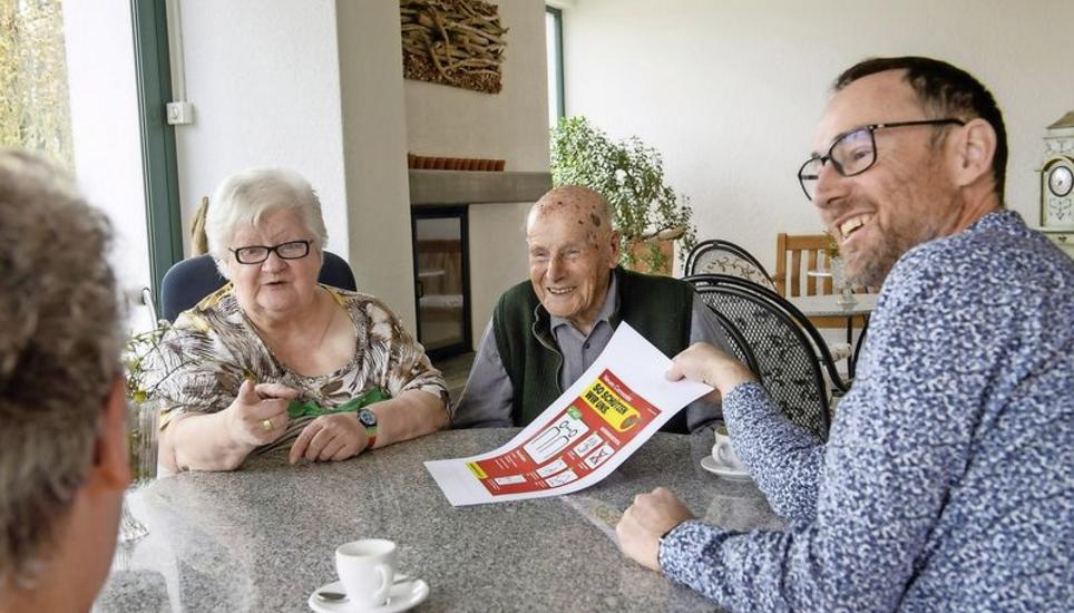 Ruth Weiss (ganz links, mit dem Rücken zur Kamera), Augustine Dogan und Ernst Külling lassen sich im Wintergarten des Altersheims Ruhesitz in Beringen von Heimleiter Daniel Gysin noch einmal die neusten Verhaltensregeln des Bundesamtes für Gesundheit erläutern. Bild: Michael Kessler