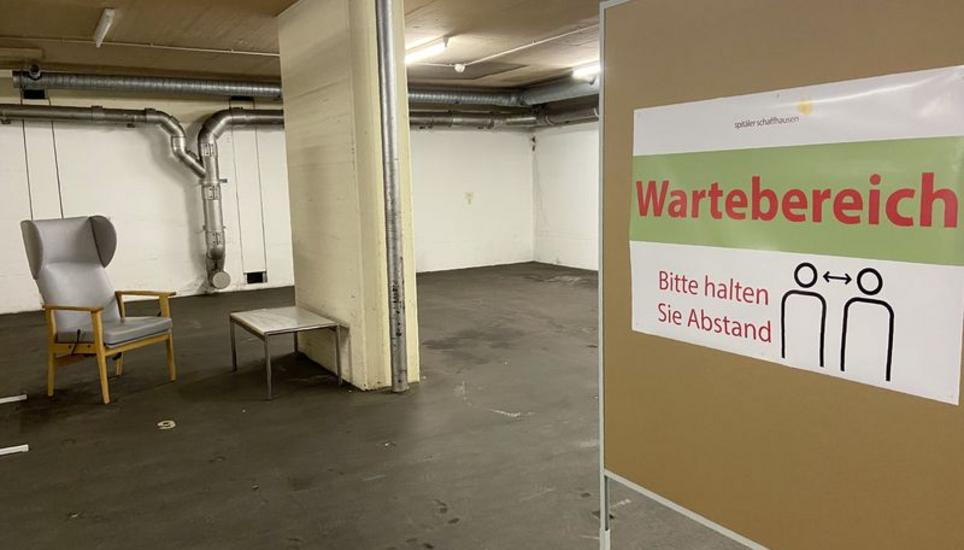 «Bitte nehmen Sie auf Parkplatz neun Platz»: Der Wartebereich für Corona-Verdachtsfälle des Kantonsspitals ist in einer Garage untergebracht. BILDER ZENO GEISSELER