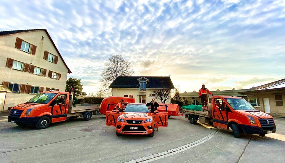 Das Gartenmanufactur-Team startet zum Einsatz (l.), Schrittplatten und Rabatte führen durch den saftigen Rasen auf den Grillplatz (r.).