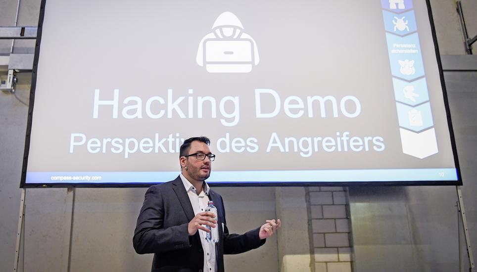 Raphael Rosenast demonstrierte den Besuchern des ITS-Techno-Apéros, wie einfach sich ein Hacker Zugriff auf einen Rechner verschaffen kann. Bild: Melanie Duchene