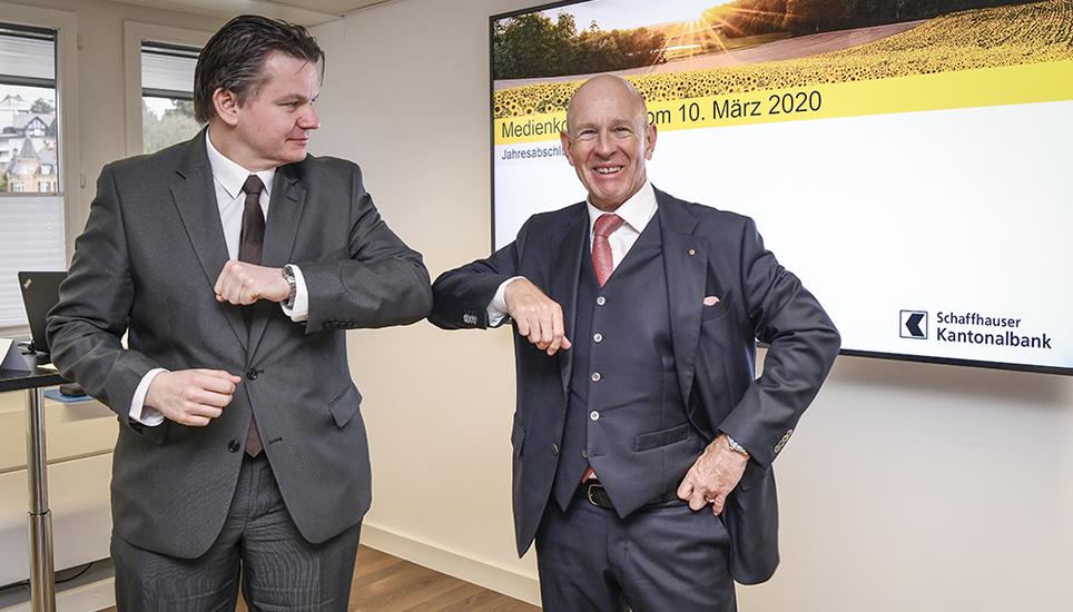 Doch jetzt droht Corona... Im Bild: Bankpräsident Martin Vogel (rechts) und Florian Hotz zeigen, wie man sich in Zeiten des Coronavirus begrüsst. Bild: Melanie Duchene