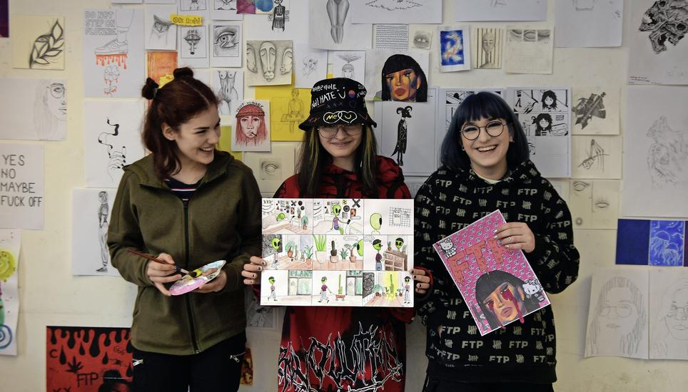 Laura Lippuner, Moira Keller und Lisa Bührer (v. l. n. r.) im Zeichnungszimmer. Hier haben die Schülerinnen Platz, um andere mit ihren Werken zu inspirieren. Bilder: Lucas Zollinger