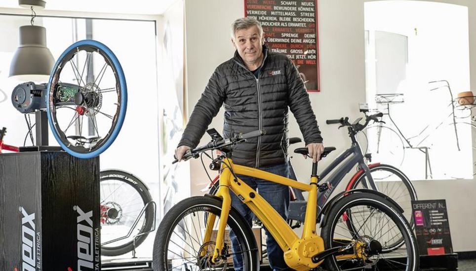 Geschäftsführer Gianni Mazzeo mit einem Schaffhauser Neox-Velo. Bild: Roberta Fele