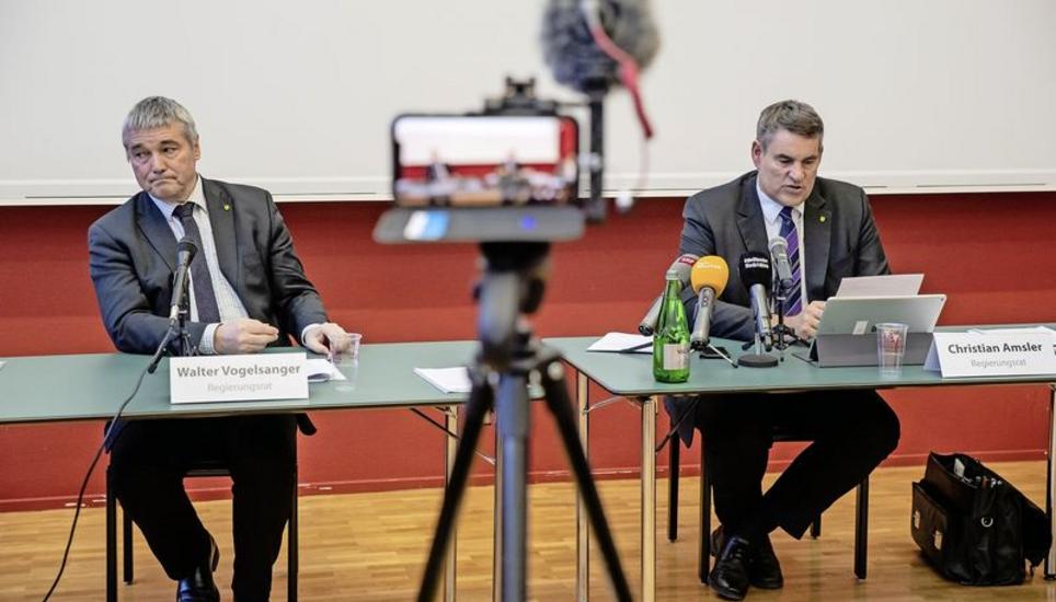 Gesundheitsdirektor Walter Vogelsanger (links) und Erziehungsdirektor Christian Amsler an der Medienkonferenz. BILD ROBERTA FELE