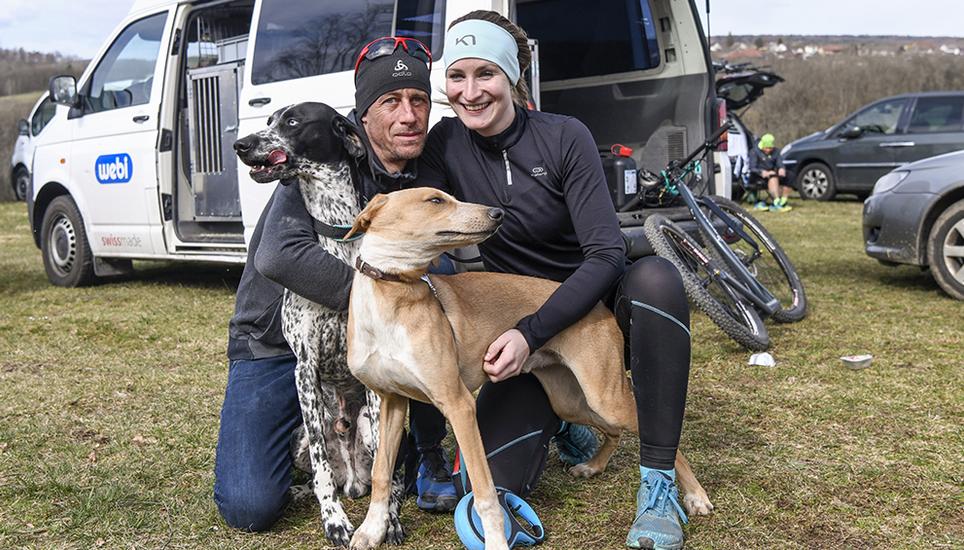 Franziska Zierer und Tobias Siegenthaler haben acht Hunde. Hier Skally und Rune vor dem Scooterlauf. Bild: Melanie Duchene