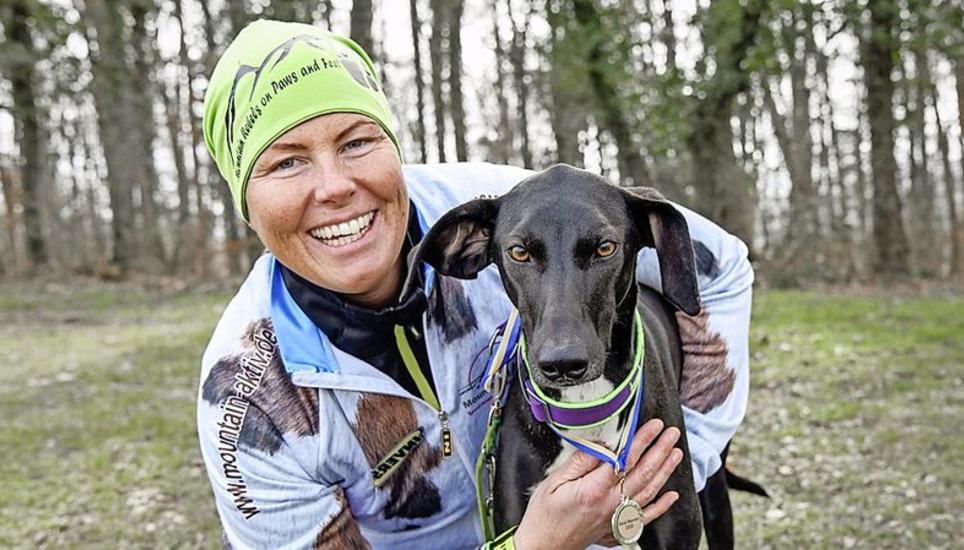 Sabine Rösch aus Tirol bestreitet neben Mittelstreckenläufen mit ihrem Hund Hope auch Bikerennen. Bild: Melanie Duchene