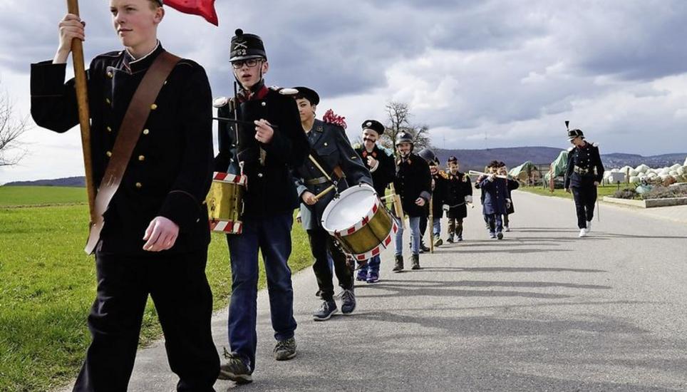 Die Barzheimer Jugend auf ihrem Traditionsmarsch. Bild: Andreas Schiendorfer