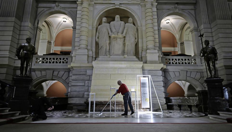 Seit Mitternacht wird das öffentliche Leben im Land – hier ein Bild aus dem Bundeshaus – stark eingeschränkt. Bild: Key