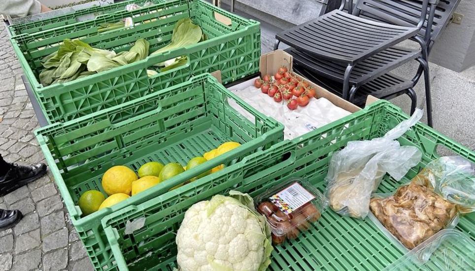 Gratisgemüse beim Kitchin auf dem Herrenacker. Bild: Zeno Geisseler