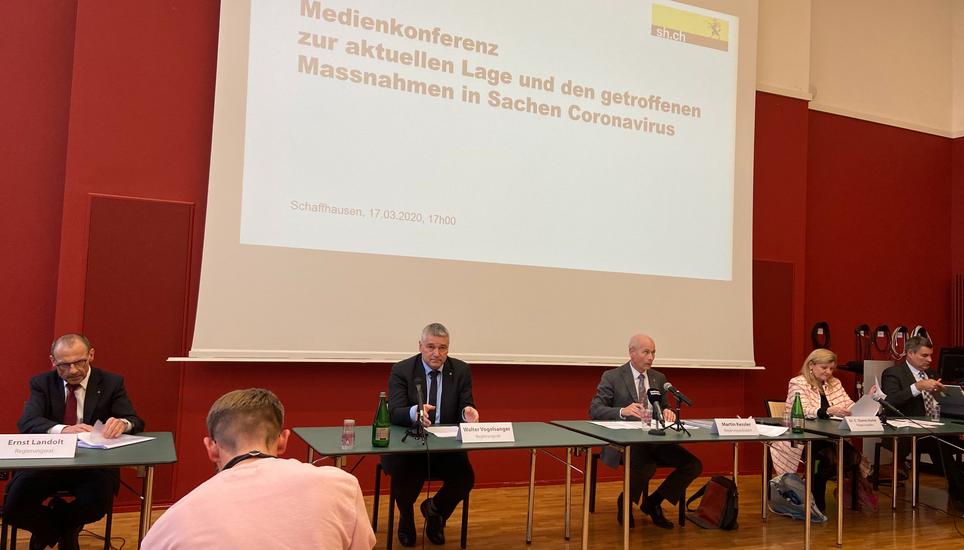 Der gesamte Schaffhauser Regierungsrat informiert am Dienstagabend über die Auswirkungen der Bundesentscheide von Montag. Bild: zge