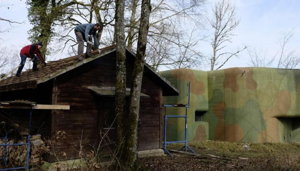 Die Arbeiten am Baracken-Dach neben dem Bunker von 1938. Bild: Thomas Brack