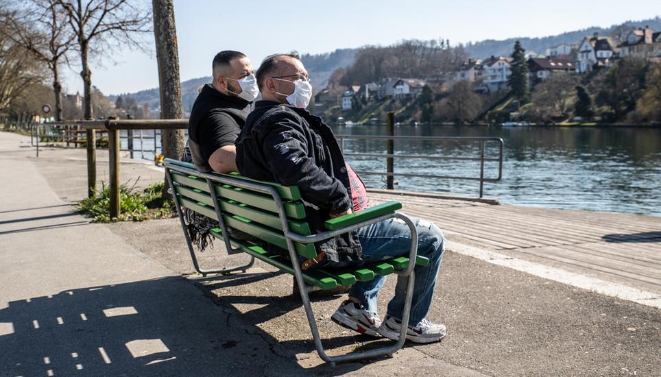 Sicherheitsvorkehrungen: Diese zwei Männer geniessen die Sonne am Lindli mit Gesichtsmaske. Bild: Roberta Fele
