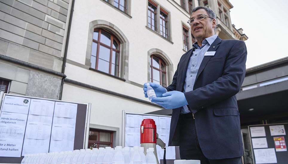 Desinfektionsmittel gehört 2020 zu der Kanti-Prüfung dazu. Bild: Melanie Duchene