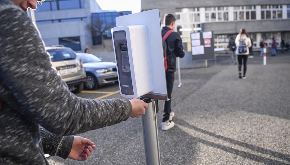 Bevor es zu der Prüfung ging, musste man sich die Hände desinfizierten. Bild: Melanie Duchene