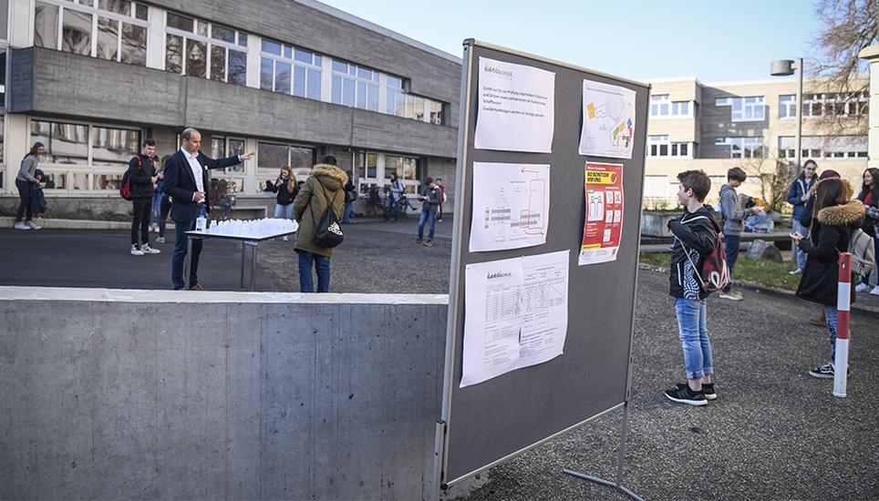 Um Ansteckungen zu vermeiden, war klar ausgeschildert, wie Schüler sich zu verhalten haben. Bild: Melanie Duchene