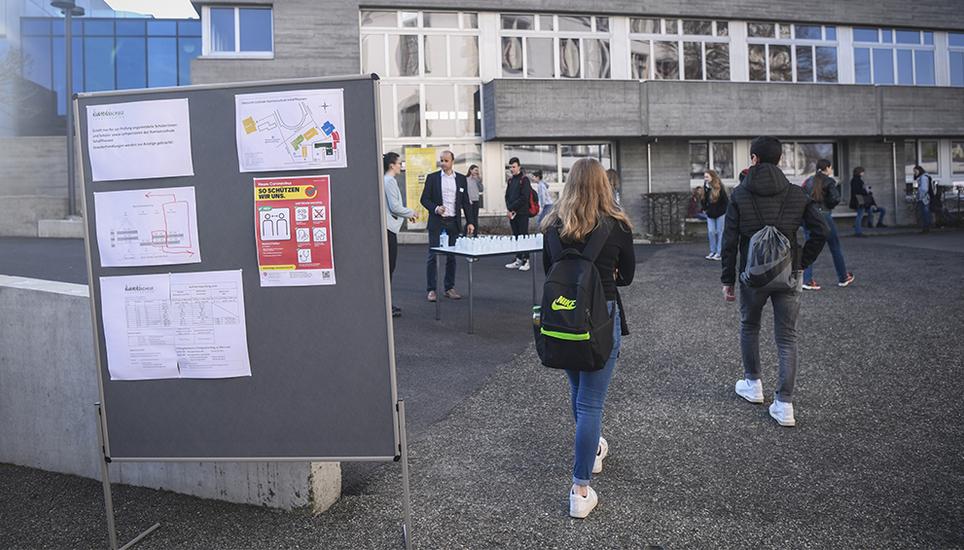 Auch hier: Das rote Plakat des BAG. Bild: Melanie Duchene
