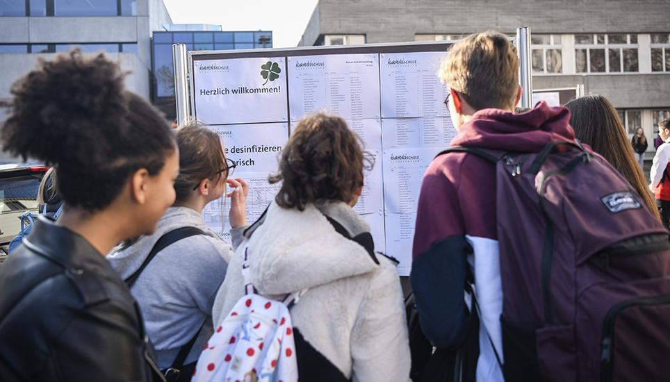 Schüler informieren sich über die Raumverteilung. Bild: Melanie Duchene